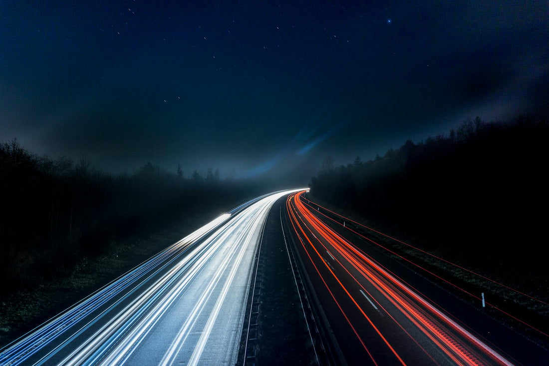 strada con illuminazioni dovute all'alta velocità delle auto